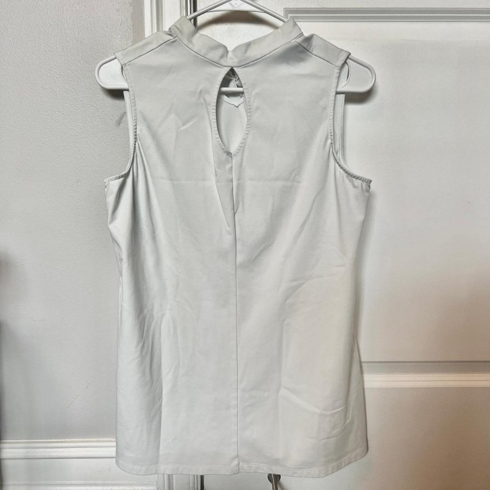 ★ stylish Du Jour white sleeveless keyhole blouse with back tie on neck